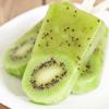 Cho vào mỗi khuôn kem 1 lát kiwi rồi rót hỗn hợp vừa xay vào, cho vào tủ lạnh khoảng 6-8 tiếng đồng hồ để kem đông lại là có thể thưởng thức.