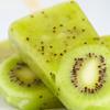 Cho vào mỗi khuôn kem 1 lát kiwi rồi rót hỗn hợp vừa xay vào, cho vào tủ lạnh khoảng 6-8 tiếng đồng hồ để kem đông lại là có thể thưởng thức.