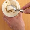 Dùng dụng cụ múc, múc kem vani cho vào bánh ốc quế nè.