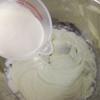 Cho kem phô mai và đường vào âu, dùng máy đánh trứng đánh đến khi kem nhuyễn mịn. Thêm kem tươi, sữa, nước chanh và tiếp tục đánh đến khi hỗn hợp đông cứng, tức là khi nghiêng âu, thậm chí úp ngược cả tô kem không thấy kem di chuyển.