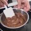 Khi kem đã đông cứng thì tiến hành đun cách thủy chocolate cho chảy.
