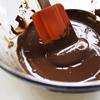 Đun cách thủy cho chocolate đen tan chảy ra, nhúng chuối vào chocolate đen, để nguội, đặt trong ngăn mát tủ lạnh khoảng 2 giờ.