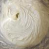 Cho 200g kem whipping vào một chiếc tô đánh kem đến khi hỗn hợp hơi đặc lại bông mềm. Bạn cho 100ml sữa đặc, nước dưa hấu, 100g sữa chua vào kem whipping nhẹ nhàng khuấy đều.