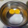 Cho 2 lòng đỏ trứng và 50g đường vào thố sâu lòng. Sử dụng máy đánh trứng đánh cho đến khi trứng dày và mịn.