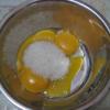 Dùng phới đánh trứng, đánh tan lòng đỏ trứng với đường. Sữa cho vào nồi đun cách thủy cho nóng già.