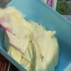 Lấy kem ra, đổ hỗn hợp chanh dây, sữa đặc vào, trộn đều. Sau đó, cho kem vào hộp nhựa hình chữ nhật, đậy kín nắp và để trong ngăn đá tủ lạnh ít nhất là 6 giờ.