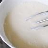 Đổ sữa chua vào một tô lớn, cho phô mai con bò cười và đường vào vào trộn đều thành hỗn hợp đồng nhất.