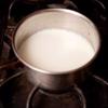 Cho sữa tươi không đường, sữa đặc, đường trắng vào nồi, nấu lửa nhỏ. Khi sữa vừa sôi lăn tăn, tắt bếp, cho bột matcha vào, hòa tan.