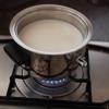 Làm kem sữa tươi: Cho 250ml sữa tươi, 1 muỗng cà phê tinh chất vani vào nồi. Đặt nồi sữa và vani lên bếp đun lửa nhỏ cho ấm thì tắt bếp.