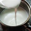 Hòa tan 50g sữa đặc với 500ml nước rồi đun sôi. Pha bột năng với 1/2 chén nước rồi rót và nồi, khuấy đều. Cho vào nồi dừa nạo, cùi dừa khô, đậu phộng và mè rang, trộn đều.