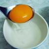 Đập trứng gà ra tô, tách lấy lòng đỏ. Sau đó, thêm đường trắng vào, dùng máy đánh trứng đánh đều. Tiếp theo, cho phô mai mascarpone vào hỗn hợp trứng gà, đánh đều.