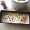 Đổ kem tiramisu vào khuôn bánh, rắc 1 muỗng cà phê bột cacao lên. Cho vào tủ lạnh, để đông lại khoảng 5-6 giờ.