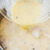 Tiếp theo đổ phần kem trứng đã trộn vào phần hỗn hợp kem nóng, trộn đều và đặt lên bếp đun tiếp, khuấy liên tục đến khi hỗn hợp sánh lại là được. Đổ nốt ½ số heavy cream còn lại vào hỗn hợp, khuấy đều và rây lại một lần nữa.