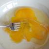 Trứng gà đập ra chén, thêm sữa tươi không đường vào, khuấy đều như hình bên.