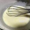 Cho lòng đỏ trứng vào tô cùng với đường rồi dùng phới lồng đánh tan cho trứng chuyển màu trắng ngà. Đổ sữa tươi, kem whipping, chiết xuất vani vào nồi và đun ở lửa vừa. Đun cho đến khi kem sữa bắt đầu nổi bong bóng nhỏ trong nồi như trên hình thì tắt bếp, múc một ít kem sữa vào tô trứng hòa đều cho tan đường sau đó đổ trứng vào nồi kem sữa.