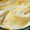 Dùng máy đánh trứng đánh cho kem bông lên là được, không cần để kem bông cứng vì như vậy dễ bị tách nước.Từ từ đổ kem vào xoài, trộn đều lên.