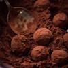 Lăn viên kẹo chocolate truffles qua một lớp bột cacao là xong rồi!
