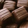 Cho chocolate đen cho vào nồi đun tan chảy. Tiếp theo nhúng kẹo dừa vào chocolate đun chảy. Sau đó cho chocolate vào túi bóp kem để vẽ những đường kẻ như trong hình nha!