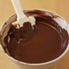 Hấp cách thủy cho chocolate đen tan chảy, lần lượt nhúng từng miếng kẹo vào chocolate.