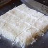 Cho dừa nạo vào hỗn hợp ở step 2, trộn đều. Sau đó, đổ hỗn hợp ra khuôn, cho vào ngăn đá tủ lạnh khoảng 15 phút, dùng dao cắt thành những miếng bánh hình vuông.
