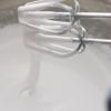 Tắt lửa, lập tức đổ vào tô đựng gelatine. Thêm muối rồi dùng máy đánh trứng đánh bông trong 5 phút cho đến khi hỗn hợp bông trắng và có cảm giác nặng tay. Thêm vani, tiếp tục đánh cho vani quyện đều vào kẹo marshmallow.