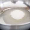 Cho 30ml nước, đường trắng, siro bắp vào nồi, nấu sôi, khuấy đều. Cho hỗn hợp kẹo marshmallow sôi như hình bên khoảng 1 phút.