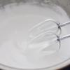 Tắt lửa, lập tức đổ vào tô đựng gelatine. Thêm muối rồi dùng máy đánh trứng đánh bông trong 5 phút cho đến khi hỗn hợp bông trắng và có cảm giác nặng tay. Thêm vani, tiếp tục đánh cho vani quyện đều vào kẹo marshmallow.