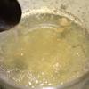 Đun sôi 150g đường trắng với 40 ml nước và 15 ml siro dâu với nhau. Khi hỗn hợp sôi để lửa nhỏ. Tiếp tục cho 15g bột gelatine và 30 ml nước đun sôi.