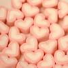 Khi kẹo đã đông lại hoàn toàn thì lấy kẹo ra và dùng khuôn trái tim cắt thành từng miếng nhỏ theo hình trái tim. Trang trí như thế nào tùy sở thích của mỗi người.