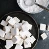 Kẹo Marshmallow xốp mềm, ngọt ngọt ăn vào rất thích miệng, bạn có thể dùng kèm kẹo với thức uống như trà hay latte hay cà phê đắng nha. Cách làm kẹo mashmallow cực kì đơn giản và dễ nên bạn có thể thực hiện ngay tại nhà.