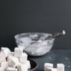 Kẹo Marshmallow xốp mềm, ngọt ngọt ăn vào rất thích miệng, bạn có thể dùng kèm kẹo với thức uống như trà hay latte hay cà phê đắng nha. Cách làm kẹo mashmallow cực kì đơn giản và dễ nên bạn có thể thực hiện ngay tại nhà.