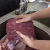 Rửa sạch thịt bò, để thật ráo (có thể cho vào ngăn đá tủ lạnh 45 phút để dễ xắt hơn), xắt theo thớ dọc từng miếng vừa ăn. Xếp bò lớp lớp vào một cái thau rộng.