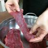 Rửa sạch thịt bò, để thật ráo (có thể cho vào ngăn đá tủ lạnh 45 phút để dễ xắt hơn), xắt theo thớ dọc từng miếng vừa ăn. Xếp bò lớp lớp vào một cái thau rộng.