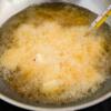 Khoai lang gọt vỏ, rửa sạch, cắt miếng vừa ăn. Ngâm khoai trong nước 30 phút để khoai không bị thâm rồi vớt ra cho ráo nước. Dùng khăn thấm cho khoai thật khô. Làm như vậy khi chiên khoai sẽ giòn ngon hơn. Đun nóng chảo dầu, cho khoai vào chiên giòn khoảng 5 - 8 phút cho khoai thật vàng, thơm thì vớt khoai ra dĩa có lót giấy thấm dầu.