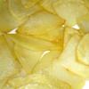 Cách làm khoai lang ngào đường: Làm nóng dầu ăn trong chảo, cho khoai lang vào, chiên vàng giòn. Mè trắng rang qua cho thơm.