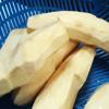 Cách sơ chế khoai lang ngào đường: Gọt vỏ khoai lang, rửa sạch, bào thành từng lát mỏng.