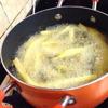 Đun nóng 500ml dầu ăn, cho khoai tây vào chiên ngập trong dầu cho đến khi chín giòn đều thì vớt ra để ráo dầu.