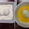 Cho bột mì, trứng, bột chiên xù vào 3 chén/đĩa riêng biệt. Lăn viên khoai qua lớp bột mì, nhúng vào trứng gà rồi bột chiên xù.