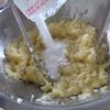 Khoai tây gọt vỏ, cắt nhỏ luộc chín. Khi khoai chín đổ ra rổ cho để ráo nước. Cho khoai vào âu tán nhuyễn. Sau đó cho đường + muối + nước cốt dừa vào trộn chung. Cuối cùng cho bột năng, bột gạo và bột nở vào, mang bao tay bóp/ nhồi cho khoai mịn, dẻo (bạn bóp nhồi lâu 1 chút thì bánh chiên sẽ dẻo ruột và vỏ giòn nhé). Sau khi nhồi khoai xong thì bạn vê viên dài dài để sẵn trên khay/đĩa