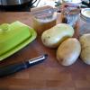 Khoai tây gọt vỏ, rửa sạch, cắt khoai tây thành những miếng vuông nhỏ. Xếp khoai tây vào nồi cơm điện cùng với muối, tiêu và nước cốt dừa. Bật công tắc nấu chín.