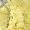 Cách làm khoai tây nghiền: Vớt khoai tây ra cho vào chảo, nghiền nát rồi đặt chảo lên bếp, để lửa nhỏ vừa. Cho bơ vào, đảo đều. Lúc này bỏ thêm muối, tiêu.
