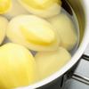 Gọt vỏ khoai tây, rửa sạch, cắt làm tư. Cho khoai tây vào nồi đổ nước vừa ngập, bỏ thêm vào nồi một muỗng canh muối và nấu đến khi khoai tây chín bở.