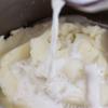 Tiếp theo cho muối, bơ lạt vào nghiền thật mịn lần nữa. Cho thêm sữa tươi nguyên kem vào khoai tây nghiền. Rắc thêm hạt tiêu và muối sao cho vừa miệng.