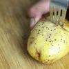 Rửa sạch khoai tây trước khi chế biến. Dùng bàn chải chà nhẹ để làm sạch lớp vỏ khoai tây. Sau khi rửa lau khoai tây bằng khăn giấy sạch. Xoa một ít dầu ô liu lên khoai tây, sau đó rắc muối và hạt tiêu. Dùng nĩa châm nhẹ vào bề mặt của khoai tây để hơi nước thoát ra trong quá trình nướng. Dùng dao cắt thành chữ X lên bề mặt khoai tây. Sau đó đặt khoai tây vào đĩa chuẩn bị cho vào lò vi sóng