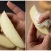 Mở trước lò nướng ở 220 độ C (425 độ F). Cắt khoai tây làm đôi, sau đó cắt giảm một nửa thành ba phần. Sử dụng một chiếc khăn giấy để thấm khô.