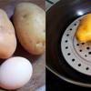 Khoai tây rửa sạch, để ráo nước. Đun sôi nồi nước, cho khoai t6ay vào hấp cách thủy đến khi chín thì lấy ra, cắt 1/4 theo chiều ngang rồi bỏ phần nhỏ, chỉ lấy phần lớn. Sau đó lấy muỗng não bớt phần thịt khoai bên trong sao cho tạo một khoảng trống vừa đủ 1 quả trứng. Tiếp đó đập trứng gà vào khoai tây (lưu ý nên dùng trứng gà ta để không bị tràn ra ngoài nhé). 