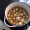 Cho khoai tây vào nồi, đổ đủ nước xâm xấp khoai tây, nấu khoai tây trong 10 phút (Hãy tăng thời gian học theo kích thước của khoai tây). Sau đó vớt khoai tây ra để riêng.