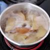 Bắc nồi nước lên bếp, cho khoai tây vào luộc khoai hơi chín rồi vớt ra, để ráo. Trộn sả, tiêu, muối, tỏi và bơ với khoai.