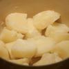 Vớt khoai tây ra, để nguội và thật ráo nước. Tốt nhất nên để nguyên khoai tây trong nồi, chắt sạch nước rồi đun nhẹ giúp hơi nước ở khoai tây bốc hơi hoàn toàn.