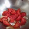 Xào thơm hành tây đã cắt nhỏ với 15ml dầu ăn. Cho cà chua vào xào với hành tây ở lửa vừa cho cà chín mềm.